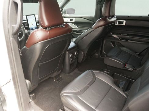 Used 2020 Ford Explorer Platinum w/ Premium Technology Package AWD/4WD image 12