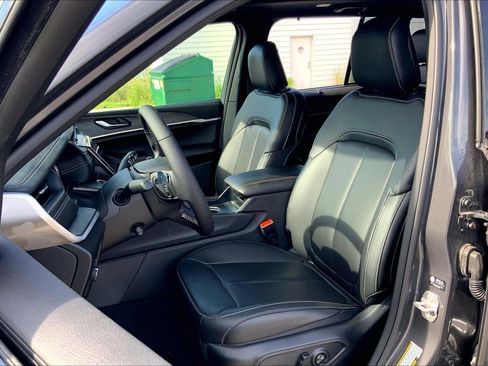 New 2025 Jeep Grand Cherokee Limited w/ Luxury Tech Group II image 9