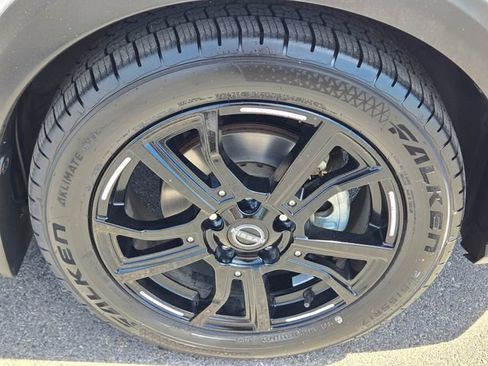 Used 2023 Nissan Kicks SR w/ SR Premium Package FWD image 9