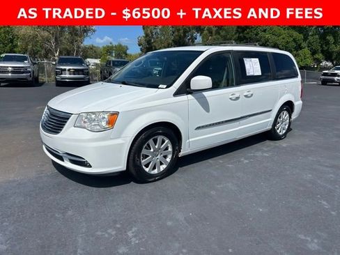 Used 2015 Chrysler Town & Country Touring image 3