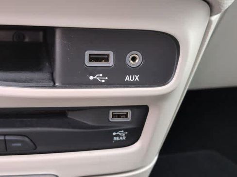 Used 2020 Chrysler Pacifica Limited w/ Advanced Safetytec Group FWD image 32