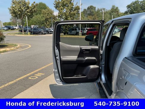 Used 2019 Toyota Tacoma SR5 w/ Four Season Floor Mat Package AWD/4WD image 16