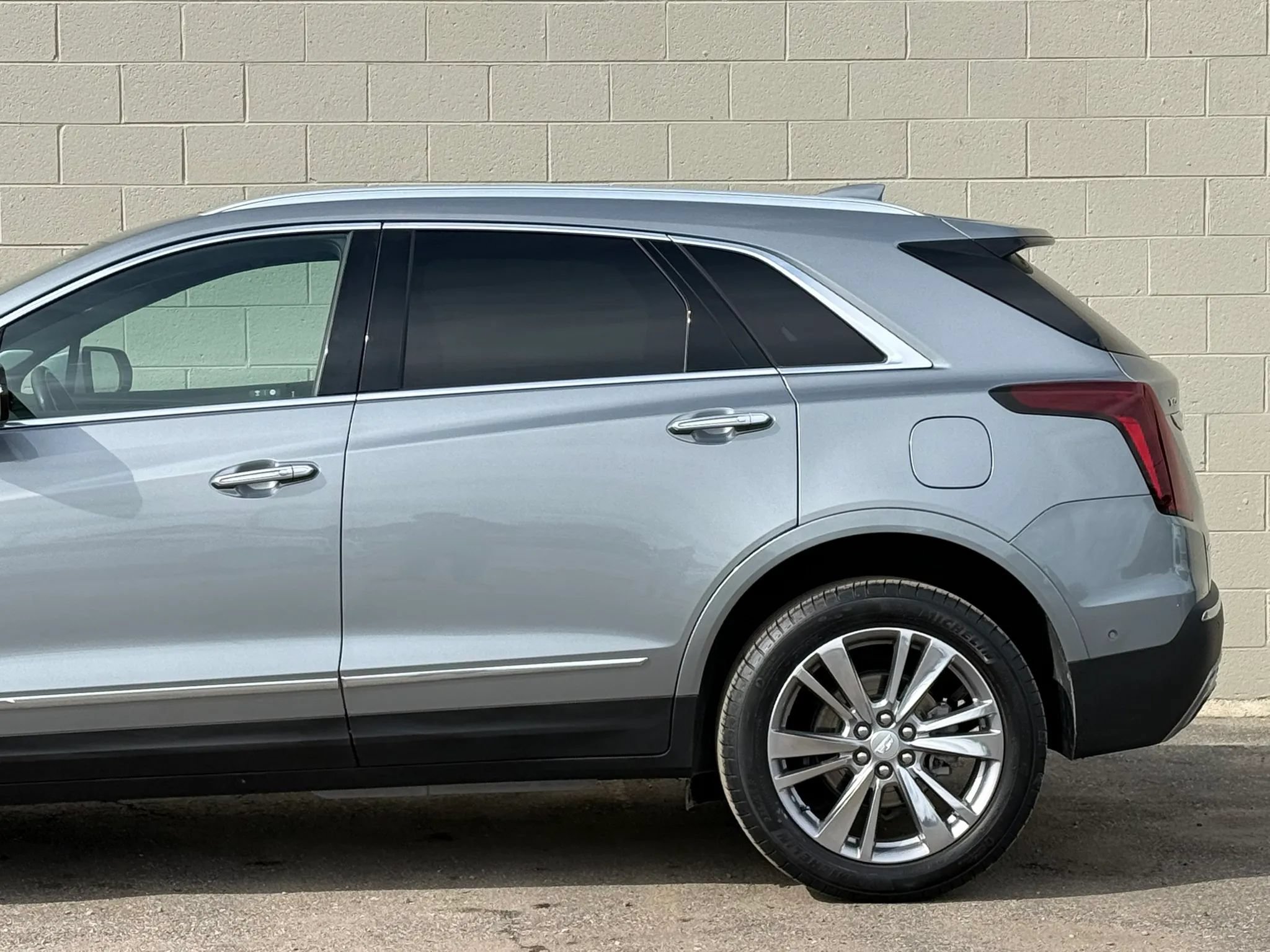 Used 2023 Cadillac XT5 Premium Luxury w/ Technology Package AWD/4WD image 5