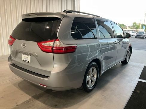 Used 2017 Toyota Sienna LE image 18