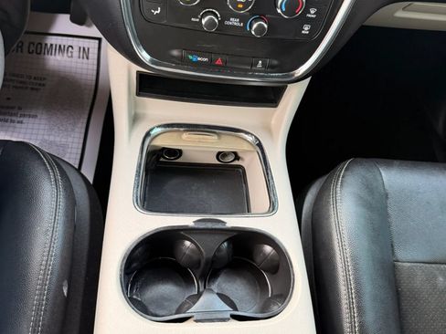Used 2017 Dodge Grand Caravan SXT FWD image 19