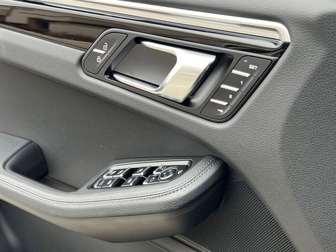 Used 2025 Porsche Macan image 30