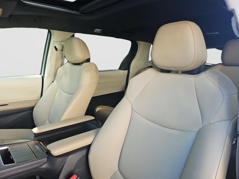 Used 2021 Toyota Sienna XLE FWD image 23