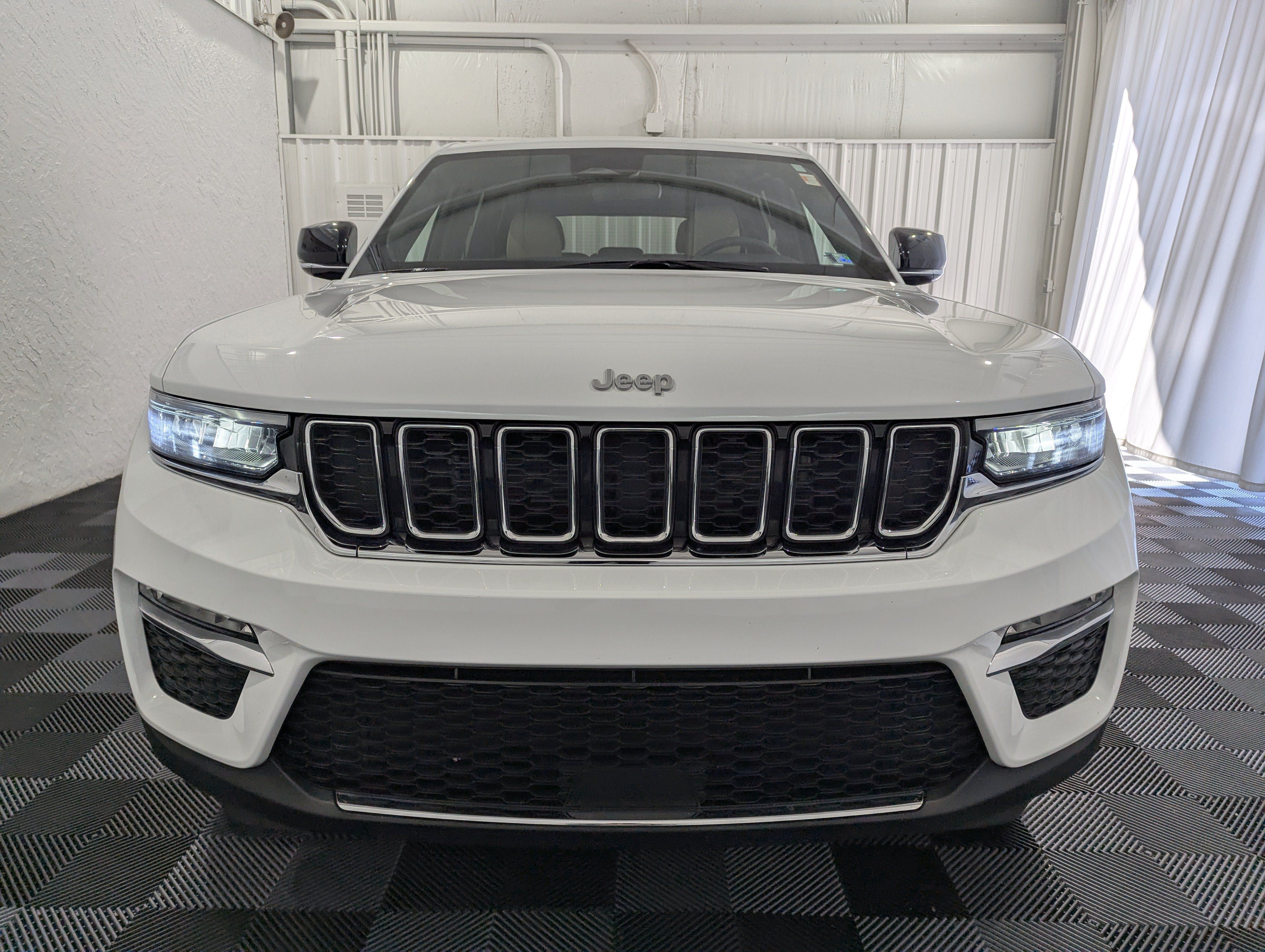 Used 2024 Jeep Grand Cherokee Limited AWD/4WD image 4