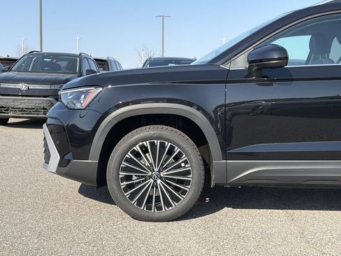 New 2026 Volkswagen Taos SE FWD image 9