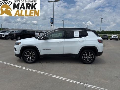 Used 2025 Jeep Compass Limited AWD/4WD image 3