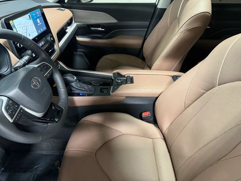 Used 2024 Toyota Grand Highlander AWD image 14