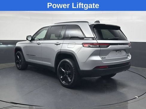 Used 2023 Jeep Grand Cherokee Limited w/ Black Appearance Package AWD/4WD image 7