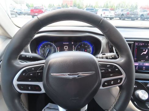 Used 2023 Chrysler Pacifica Touring-L FWD image 31