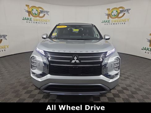 New 2025 Mitsubishi Outlander SE image 2