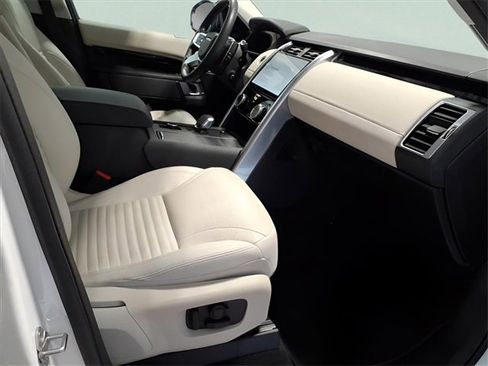 Used 2024 Land Rover Discovery S image 17