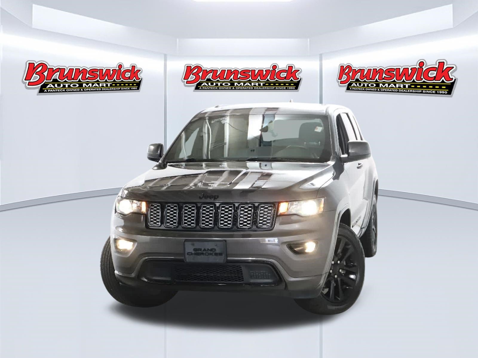 Used 2018 Jeep Grand Cherokee Altitude AWD/4WD image 3