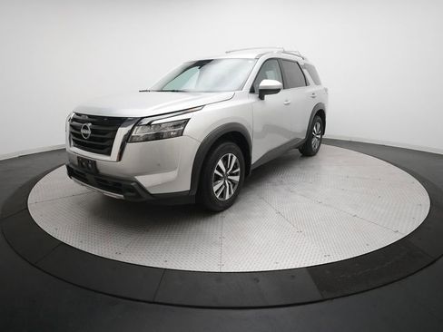 Used 2024 Nissan Pathfinder SL image 1