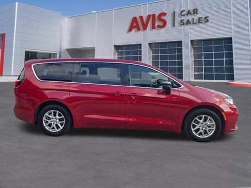Used 2025 Chrysler Pacifica Select FWD image 5