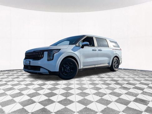 Used 2026 Kia Carnival image 2