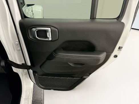 Used 2023 Jeep Wrangler Unlimited Sahara AWD/4WD image 30