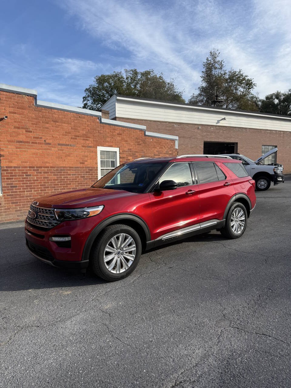 Used 2021 Ford Explorer Limited w/ Equipment Group 301A AWD/4WD image 2