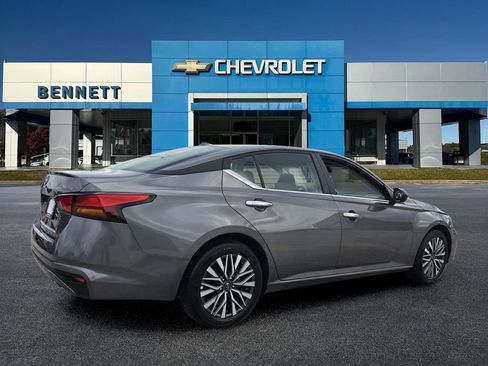 Used 2025 Nissan Altima 2.5 SV FWD image 6