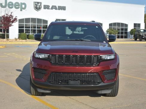 Used 2023 Jeep Grand Cherokee Altitude AWD/4WD image 2