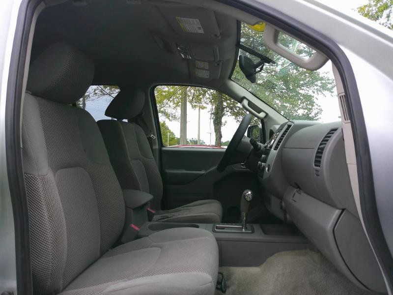 Used 2015 Nissan Frontier SV w/ SV Value Truck Package RWD image 19