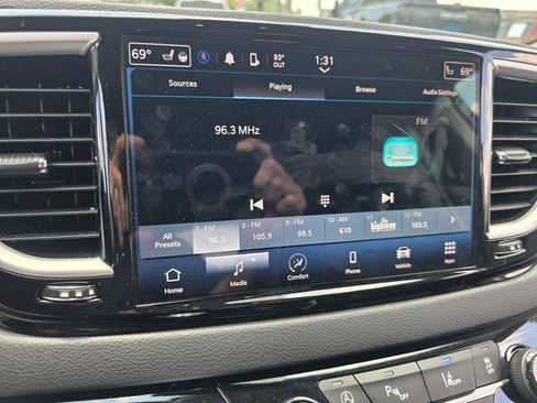 Used 2023 Chrysler Pacifica Touring-L FWD image 22