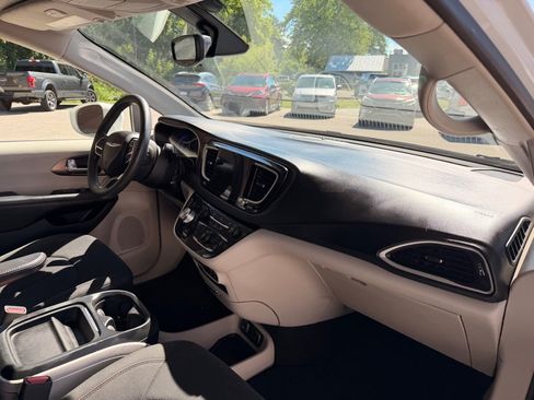 Used 2018 Chrysler Pacifica Touring Plus w/ Tire & Wheel Group FWD image 18