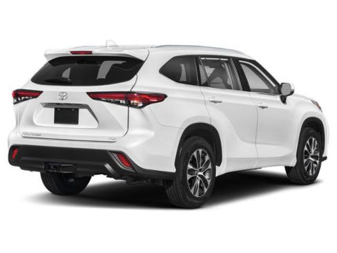 Used 2022 Toyota Highlander XLE image 2