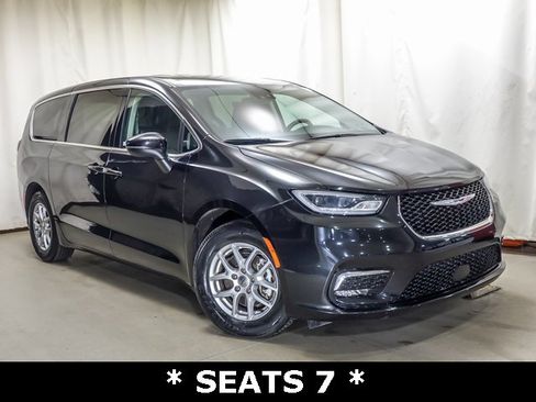 Used 2023 Chrysler Pacifica Touring-L image 2