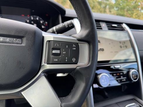 Used 2025 Land Rover Discovery S image 31