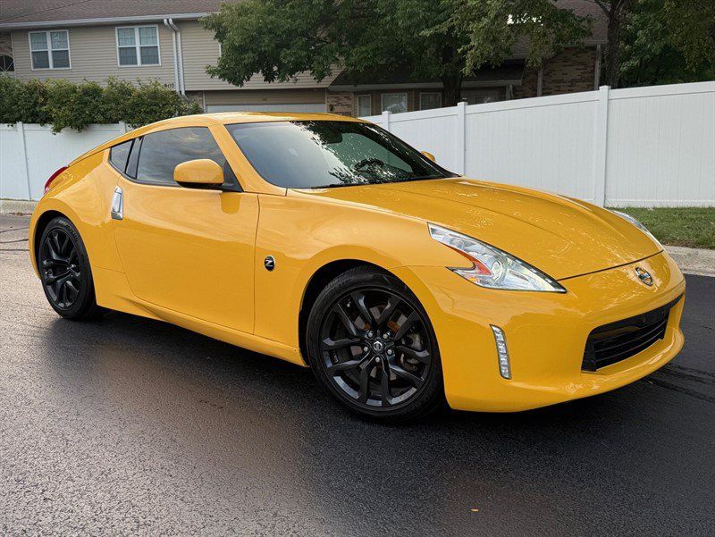 Used 2017 Nissan 370Z Coupe RWD image 2