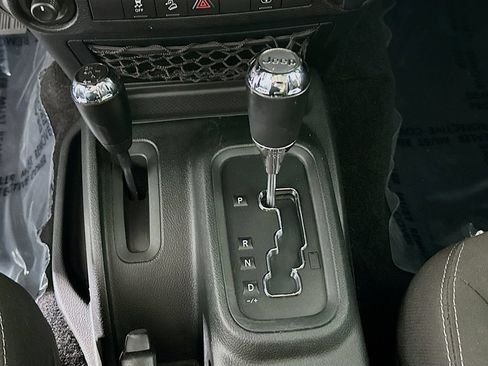 Used 2018 Jeep Wrangler Sahara w/ Connectivity Group AWD/4WD image 16