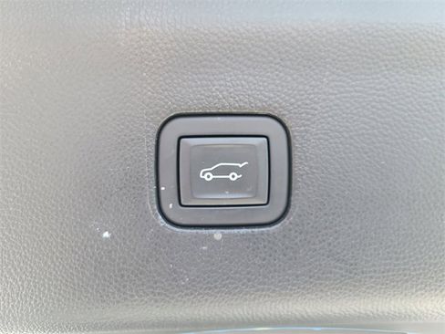 Used 2024 Buick Enclave Essence image 11