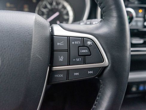 Used 2022 Toyota Highlander XLE image 25