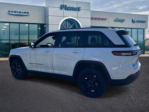 Used 2025 Jeep Grand Cherokee Altitude AWD/4WD image 3
