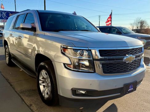 Used 2018 Chevrolet Suburban LT image 3