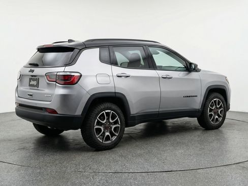 Used 2025 Jeep Compass Trailhawk AWD/4WD image 9