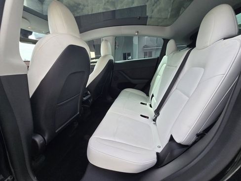 Used 2022 Tesla Model Y Performance image 9