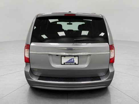 Used 2014 Chrysler Town & Country Touring image 5