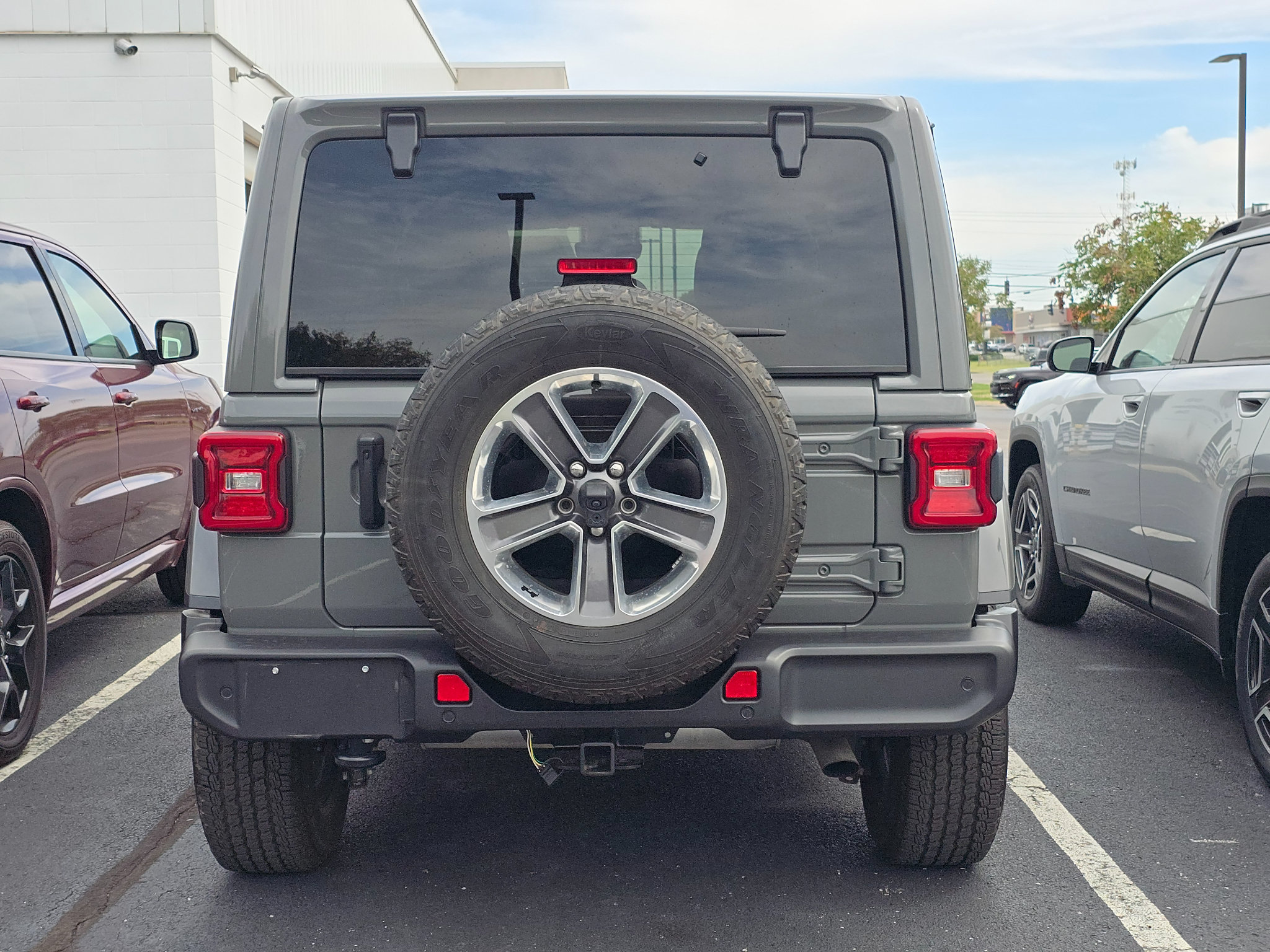 Used 2021 Jeep Wrangler Unlimited Sahara AWD/4WD image 4