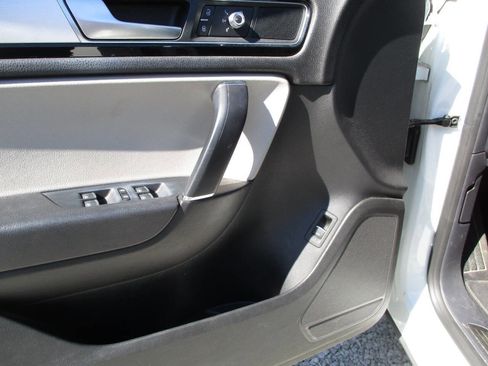 Used 2017 Volkswagen Touareg Wolfsburg Edition image 18