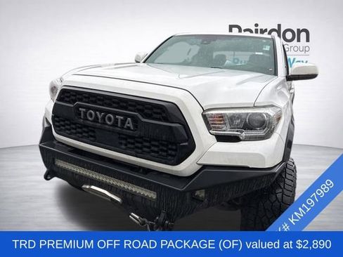 Used 2019 Toyota Tacoma TRD Off-Road image 2