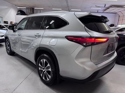Used 2020 Toyota Highlander XLE AWD/4WD image 5