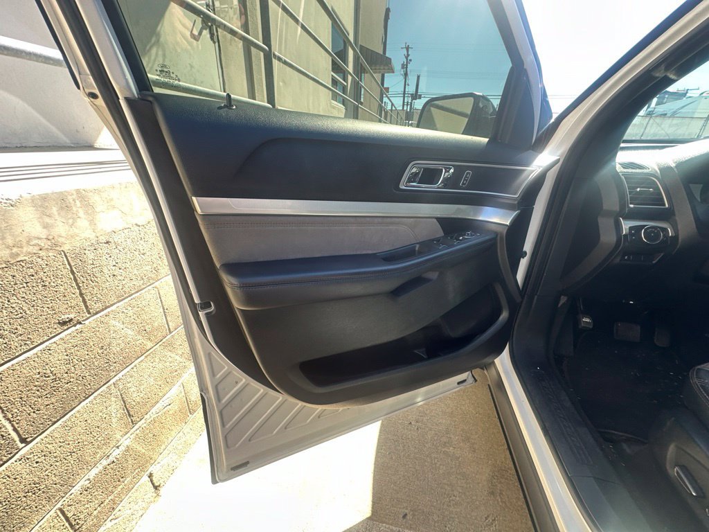 Used 2017 Ford Explorer XLT w/ Equipment Group 202A FWD image 11