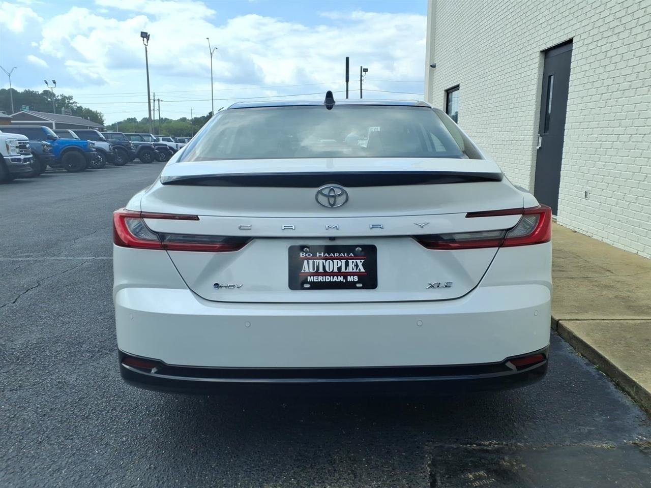 Used 2025 Toyota Camry XLE w/ Premium Plus Package FWD image 4