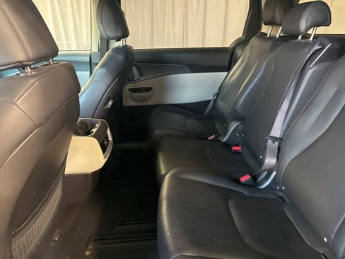 Used 2022 Kia Carnival LX image 12