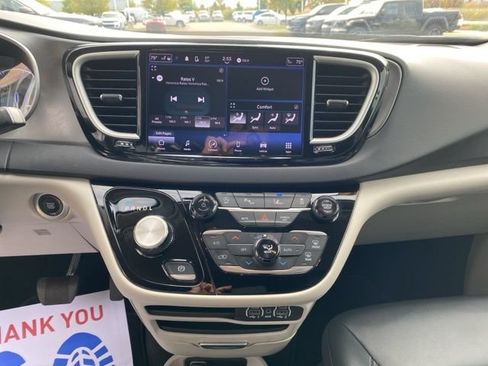 Used 2024 Chrysler Pacifica Touring-L FWD image 16